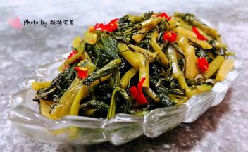 炒好的雪里蕻盛入盘中再撒上小米辣就大功告成了