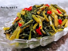 炒好的雪里蕻盛入盘中再撒上小米辣就大功告成了