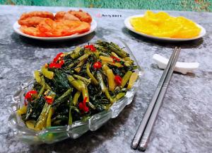 雪里蕻是腌制出来的所以我就没有放盐浸泡到自己喜欢的口味即可