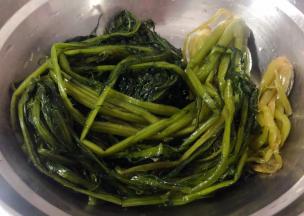 新鲜的雪里蕻腌制好取出准备做爽口小菜