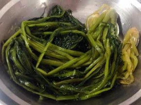 新鲜的雪里蕻腌制好取出准备做爽口小菜