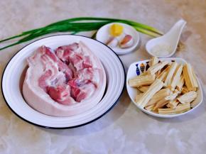 准备食材，腐竹提前泡发。