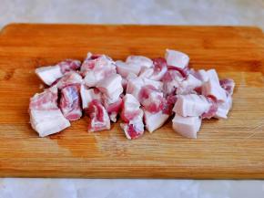 五花肉洗净切小块。