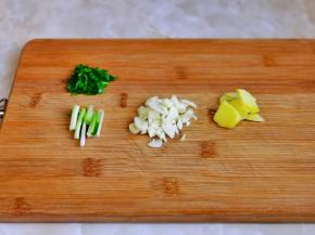 葱姜蒜去皮切好。