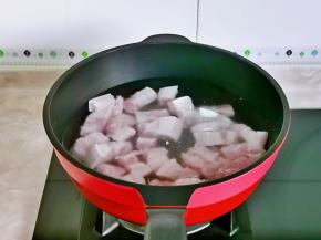 五花肉焯水：冷水下锅烧开后煮两分钟，捞出用温水冲洗干净。