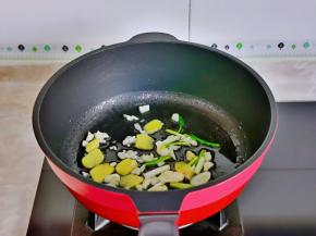 起油锅加入葱姜蒜爆香。