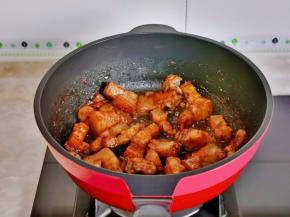 小火翻炒两分钟。