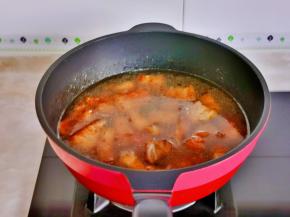 加入纯净水，没过食材为佳，大火烧开转中，小火将肉炖烂。