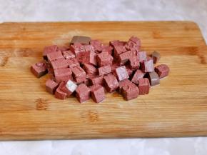 鸭血洗净切小块。