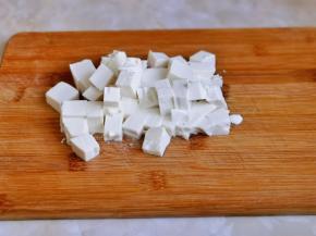 内酯豆腐切小块。
