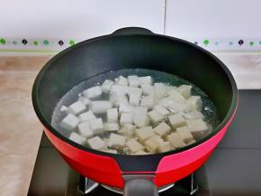 豆腐冷水下锅烧开后捞出。
