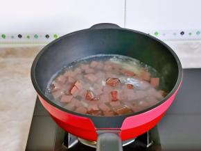 鸭血冷水下锅烧开煮两分钟捞出。