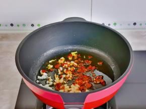 起油锅加入切碎的蒜，辣椒碎煸炒。