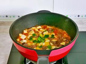 最后加入彩椒丁，大火煮一分钟即可关火。