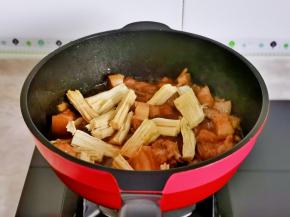 肉炖好后加入泡发的腐竹。