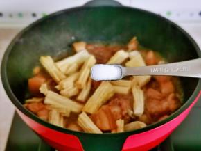 按个人口味加入盐，将腐竹炖熟。