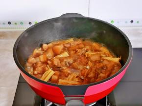 大火收汁至浓稠，无需收干，有一点汤汁更好吃。