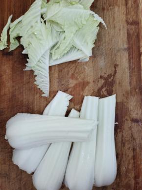 白菜帮洗净去掉叶子！