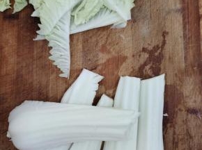 白菜帮洗净去掉叶子！