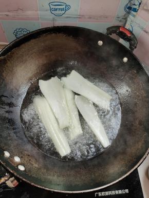 水开加入1勺盐，少许油，放入白菜帮焯水1分钟捞出备用！