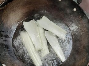 水开加入1勺盐，少许油，放入白菜帮焯水1分钟捞出备用！