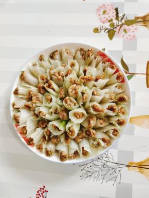 依次把所有的白菜帮和肉馅儿包好，整齐的摆在盘子里！