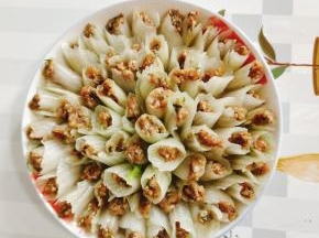 依次把所有的白菜帮和肉馅儿包好，整齐的摆在盘子里！