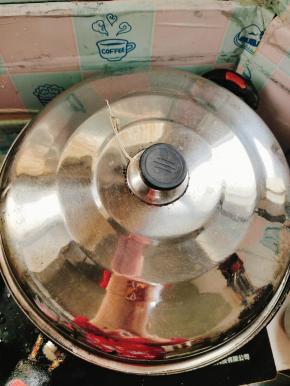 水开，放入蒸锅中，大火蒸十分钟左右即可！