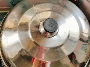 水开，放入蒸锅中，大火蒸十分钟左右即可！