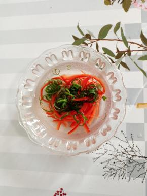 蒸的时候，我们来切点红辣椒丝和葱丝，放在碗里，加水浸泡着备用！