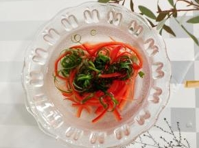 蒸的时候，我们来切点红辣椒丝和葱丝，放在碗里，加水浸泡着备用！