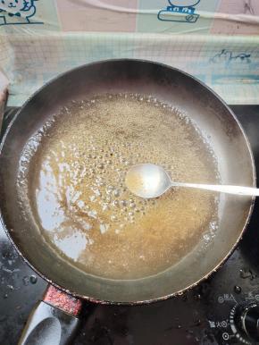 蒸好后取出来，把多余的汤汁倒在锅里，加入两勺蚝油，适量的虾肉酱，少许的水淀粉勾个薄芡！