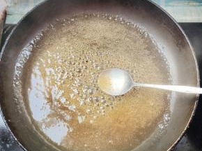 蒸好后取出来，把多余的汤汁倒在锅里，加入两勺蚝油，适量的虾肉酱，少许的水淀粉勾个薄芡！