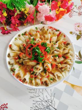 淋上芡汁儿，放入红辣椒丝，葱丝，再撒点葱花点缀一下，就可以上桌啦！