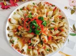 淋上芡汁儿，放入红辣椒丝，葱丝，再撒点葱花点缀一下，就可以上桌啦！