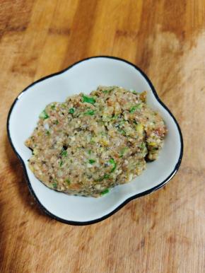 昨晚包饺子剩下的一小碗肉馅，拿出来备用！