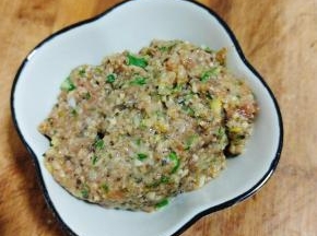 昨晚包饺子剩下的一小碗肉馅，拿出来备用！