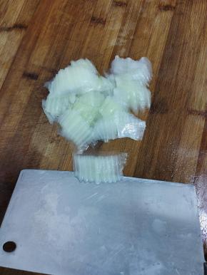 焯水后的白菜帮，斜刀切成薄片(第一刀不切断，第二刀切断！)