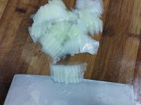 焯水后的白菜帮，斜刀切成薄片(第一刀不切断，第二刀切断！)
