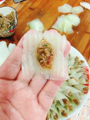 取一个切好的白菜帮，放入少许肉馅儿，两边对折包起来！！