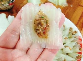 取一个切好的白菜帮，放入少许肉馅儿，两边对折包起来！！