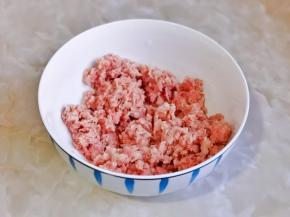 鸡胸肉洗干净切小块放入料理机中绞成肉馅。