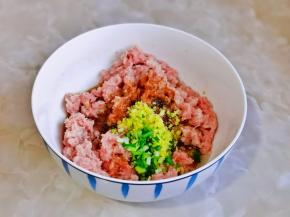 加入切好的葱姜蒜，料酒，酱油，十三香顺时针搅拌均匀。