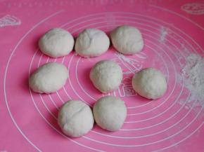发酵好的面团分成八等份揉圆。