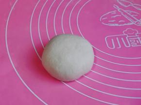 如包子的手法捏起来，收口朝下。