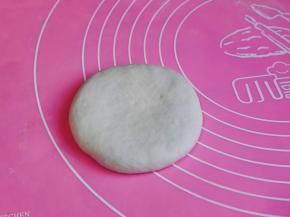 用擀面杖擀成圆饼，撒上白芝麻。