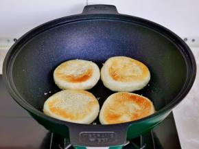 锅中倒入少量食用油，放上饼胚，小火煎制两面金黄即可出锅。