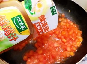 加入鸡汁翻炒均匀
