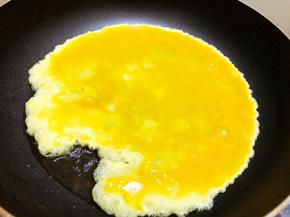 锅里加入植物油，油温升高后倒入鸡蛋液