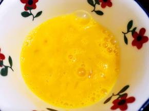 鸡蛋加入少许盐打散